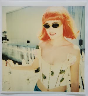 Stefanie Schneider - RADHA STANDING AT FENCE, signiert und nummeriert kopen? Bied vanaf 300!