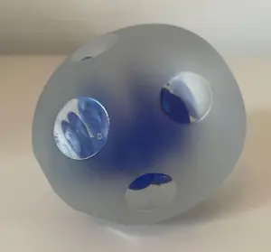 Niet of onleesbaar gesigneerd - Studio glazen gesatineerde presse papier gesigneerd Wils 2016 kopen? Bied vanaf 1!