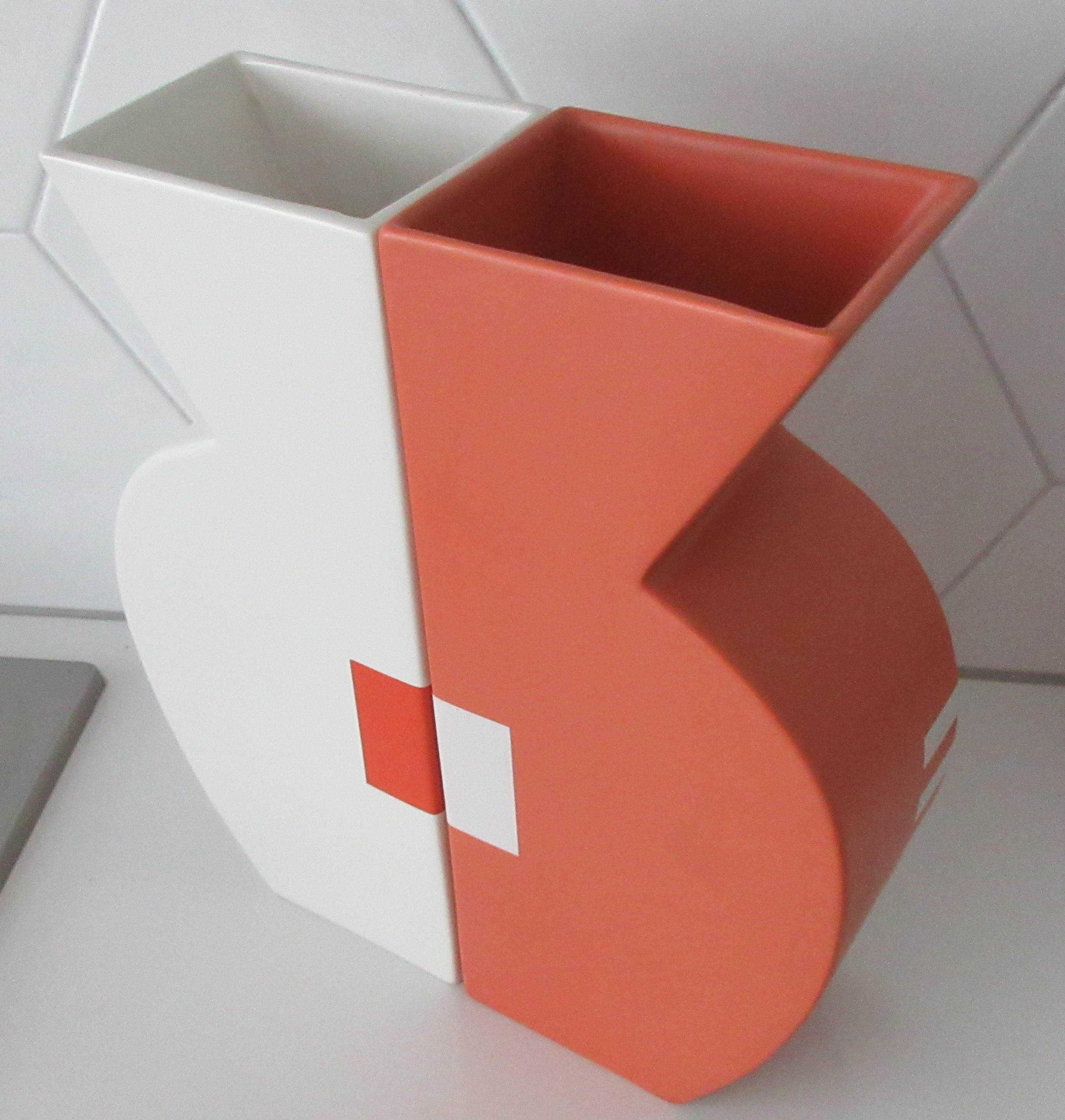 Niet of onleesbaar gesigneerd - Twee eighties platelen design vazen kopen? Bied vanaf 1!