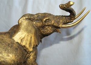 Anthony J. Jones - Bronzen beeld , The Golden Elephant – op houten voetstuk - 4922 gram kopen? Bied vanaf 225!