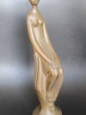 Brons (Onbekend) - Zittende vrouw op handen gedragen. kopen? Bied vanaf 75!