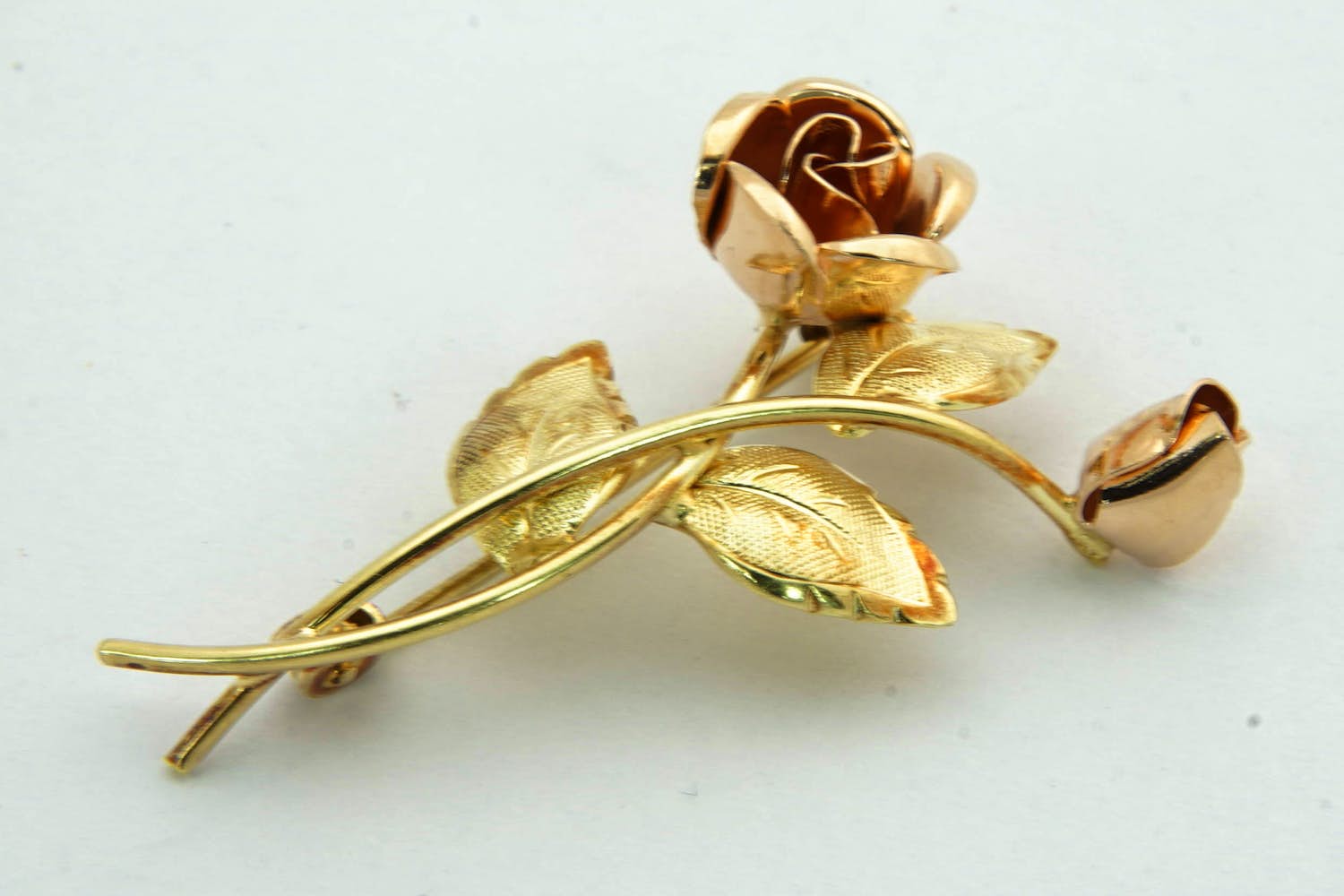 16- Chique 14Krt bicolor gouden gematteerde Broche / Speld "wilde roos" kopen? Bied vanaf 85!