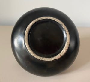 Plateelbakkerij Zenith - Mat zwart platelen kannetje of vaasje model 133 kopen? Bied vanaf 1!