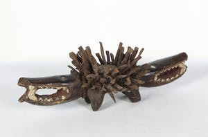 Bakongo - Nkisi-beeld/ Twee-koppige hond van hout, glas en spijkers kopen? Bied vanaf 1!