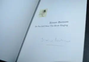 Simon Benson - Gesigneerd boek 'Do you still hear the birds singing' kopen? Bied vanaf 25!