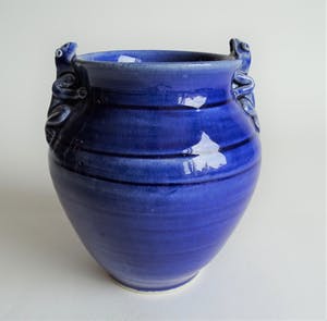 Marijke de Kler-Vermeulen - Kobalt blauwe kikker vaas kopen? Bied vanaf 20!