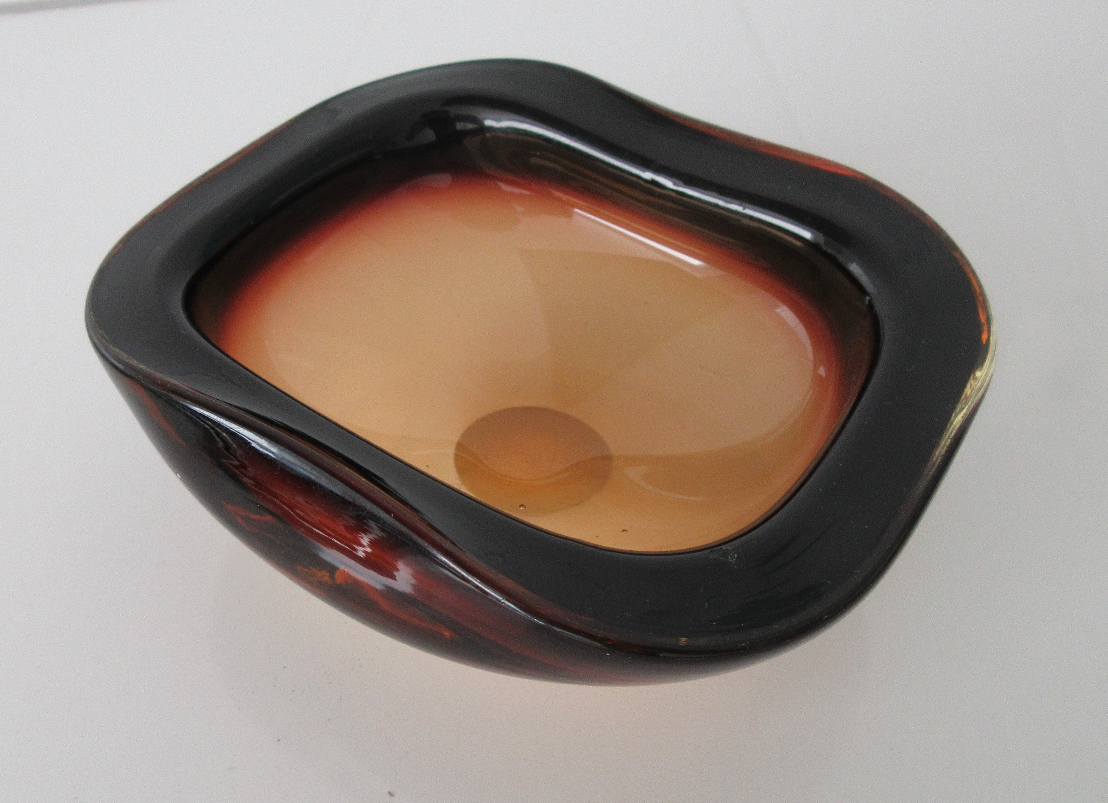 Niet of onleesbaar gesigneerd - Murano amber glazen sommerso vierkant schaaltje kopen? Bied vanaf 1!