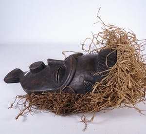 Lele - Initiatie masker met raffia vezels kopen? Bied vanaf 1!