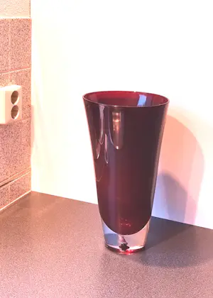 Richard Meitner - Unica ; Vrij gevormde en geblazen robijnrode conische kristalsculptuur kopen? Bied vanaf 460!