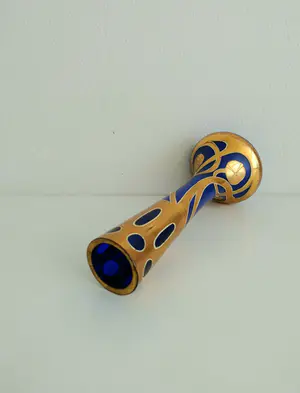 Niet of onleesbaar gesigneerd - Prachtige vaas blauw glas met gouden Art Deco-patroon kopen? Bied vanaf 1!