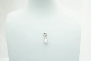 47 - Chique 14 Krt wit gouden hanger met druppelvormige parel kopen? Bied vanaf 80!