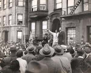 Richard Saunders - Crowd in Harlem New York, gelatinezilverdruk verkocht voor € 125!