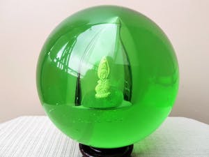 Niet of onleesbaar gesigneerd - Glazen Bol met Beeldje kopen? Bied vanaf 1!