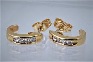 1300- Exclusieve set 18 krt gouden "halve maan" oorstekers - ca. 0.20 ct diamant kopen? Bied vanaf 160!