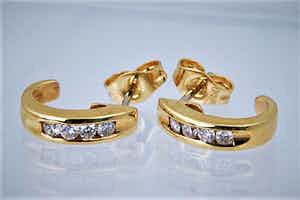 1300- Exclusieve set 18 krt gouden "halve maan" oorstekers - ca. 0.20 ct diamant verkocht voor € 160!