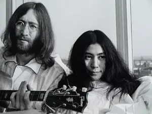 Nico Koster - Foto, John Lennon & Yoko Ono - Hilton Hotel tijdens de 'Bed-in for Peace' in '69 kopen? Bied vanaf 1!