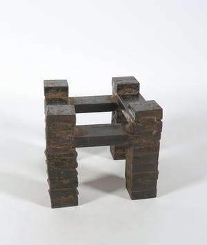 David van de Kop - Constructivistisch ijzeren beeld met vier pilaren kopen? Bied vanaf 300!