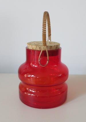 Curiosa - Seventies rode glazen koektrommel met bamboe handvat en kurken deksel kopen? Bied vanaf 1!
