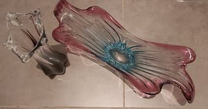 Niet of onleesbaar gesigneerd - Glazen vaas en schaal kopen? Bied vanaf 1!