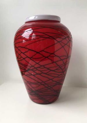 Niet of onleesbaar gesigneerd - Rode glazen vaas met zwart draadglas kopen? Bied vanaf 10!