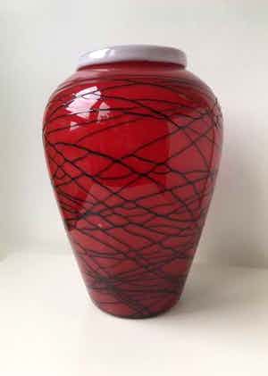 Niet of onleesbaar gesigneerd - Rode glazen vaas met zwart draadglas verkocht voor € 10!