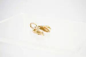 157-  Massief 18 krt geel-gouden Panter hanger - met diamant & saffier kopen? Bied vanaf 270!