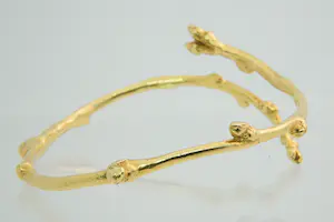 69 - Zware, markant vormgegeven en massief 18Krt gouden "boomtak" armband kopen? Bied vanaf 1860!