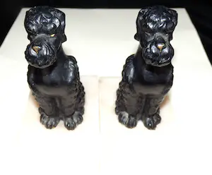 Niet of onleesbaar gesigneerd - 2 Boekensteunen van Honden kopen? Bied vanaf 1!