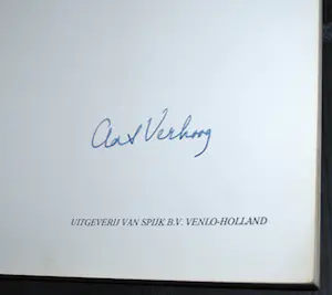 AcheterAat Verhoog - gesigneerde monografie 1979? Enchérissez de 20!