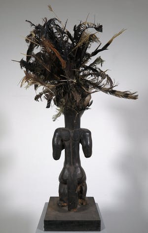 Fang Ntumu - Hout, Zittend fetisj sculptuur met verentooi kopen? Bied vanaf 1!