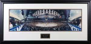 Niet of onleesbaar gesigneerd - Foto, Air Canada Centre, Maple Leaf - Ingelijst verkocht voor € 1!