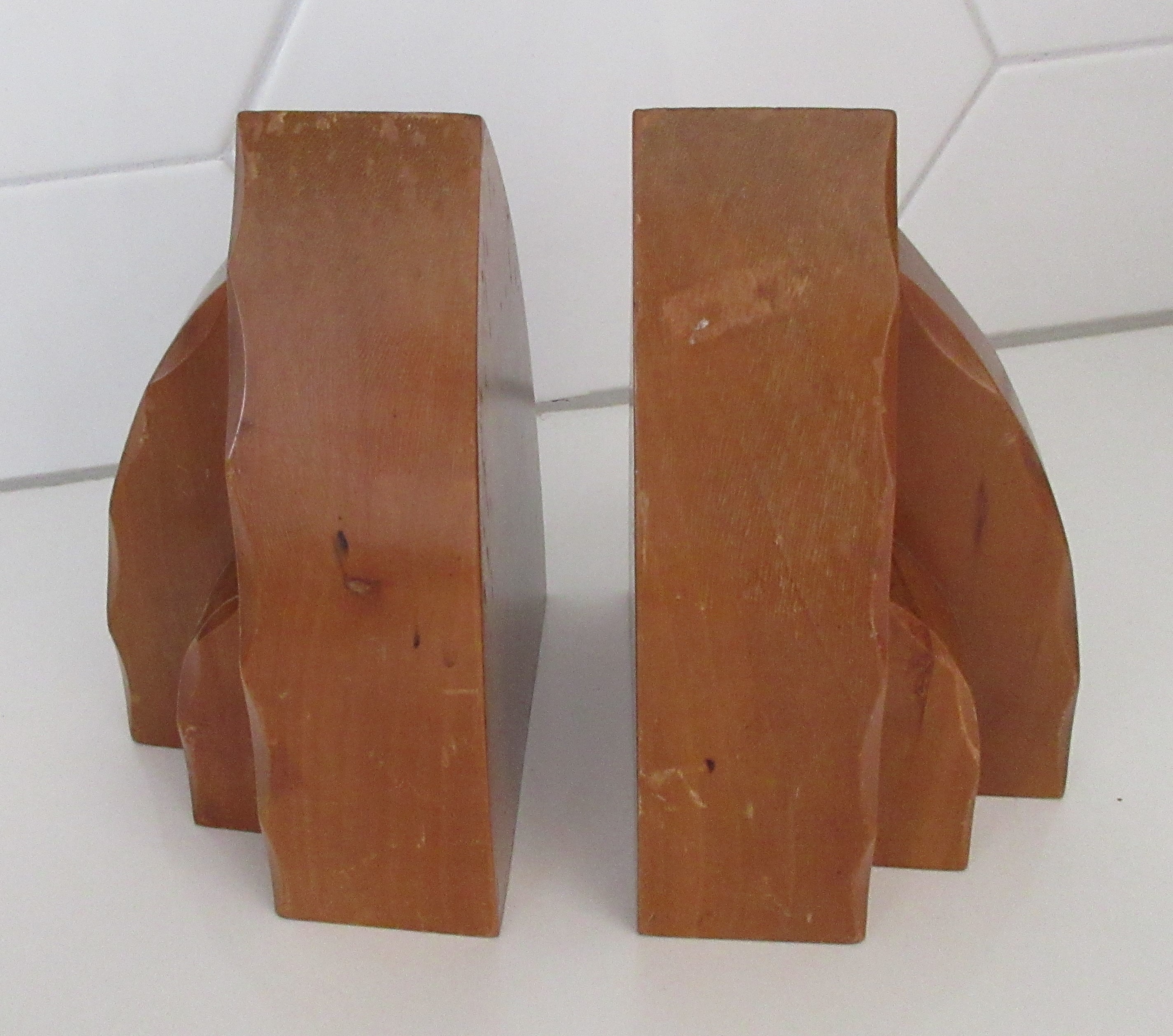 Niet of onleesbaar gesigneerd - Twee art deco houten boekensteunen, Amsterdamse school  kopen? Bied vanaf 1!
