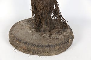 Lobi - Houten beschermbeeld op een korf met jute en ijzer kopen? Bied vanaf 1!