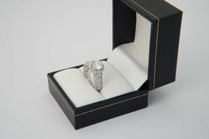 2540- witgouden diamanten dames Fantasiering- 18krt - midd.steen 1.20ct / E-F VS kopen? Bied vanaf 3400!