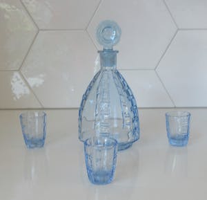 Niet of onleesbaar gesigneerd - Blauw persglazen art deco likeurkarafje en drie glaasjes kopen? Bied vanaf 1!