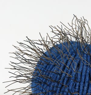 Niet of onleesbaar gesigneerd - Lot van twee textiele bollen met metalen haartjes kopen? Bied vanaf 1!