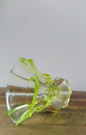 Niet of onleesbaar gesigneerd - 8-kantige vintage vaas van uraniumglas kopen? Bied vanaf 1!