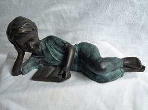 Niet of onleesbaar gesigneerd - Bronzen leesbeeld / leesbeeldje , “Meisje“ kopen? Bied vanaf 1!