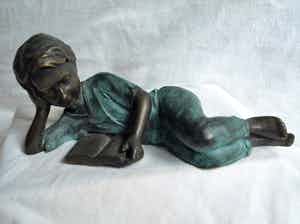 Niet of onleesbaar gesigneerd - Bronzen leesbeeld / leesbeeldje , “Meisje“ verkocht voor € 1!
