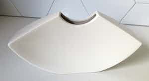 Niet of onleesbaar gesigneerd - Modernistische keramische vaas gemaakt voor De Bijenkorf verkocht voor € 1!