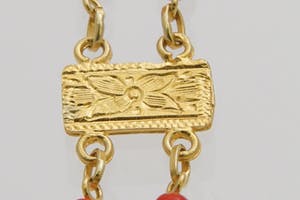 2573 - Surinaams 14 karaat geel-gouden zg. "piet-piet" armband met rode kralen kopen? Bied vanaf 110!