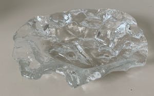 Jolanda Prinsen - Zware glazen schaal met een decor van schelpen en kokkels kopen? Bied vanaf 50!