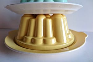 Firma Regout & Co - Antieke Puddingvormen met schotel - 3 kleuren (!)- Stapelbaar - Gemerkt kopen? Bied vanaf 129!