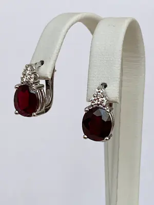 Acheter18 Kt witgouden oorbellen met rode robijnen ca 4,00 crt  en diamanten? Enchérissez de 1400!