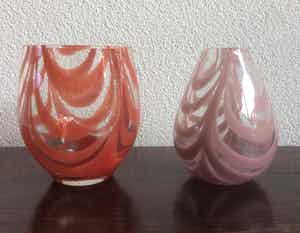 Niet of onleesbaar gesigneerd - TWEE GLAZEN DESIGN VAZEN verkocht voor € 1!