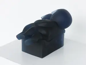 Odile Kinart - Sculptuur van glas, Man en vrouw op een bank kopen? Bied vanaf 400!