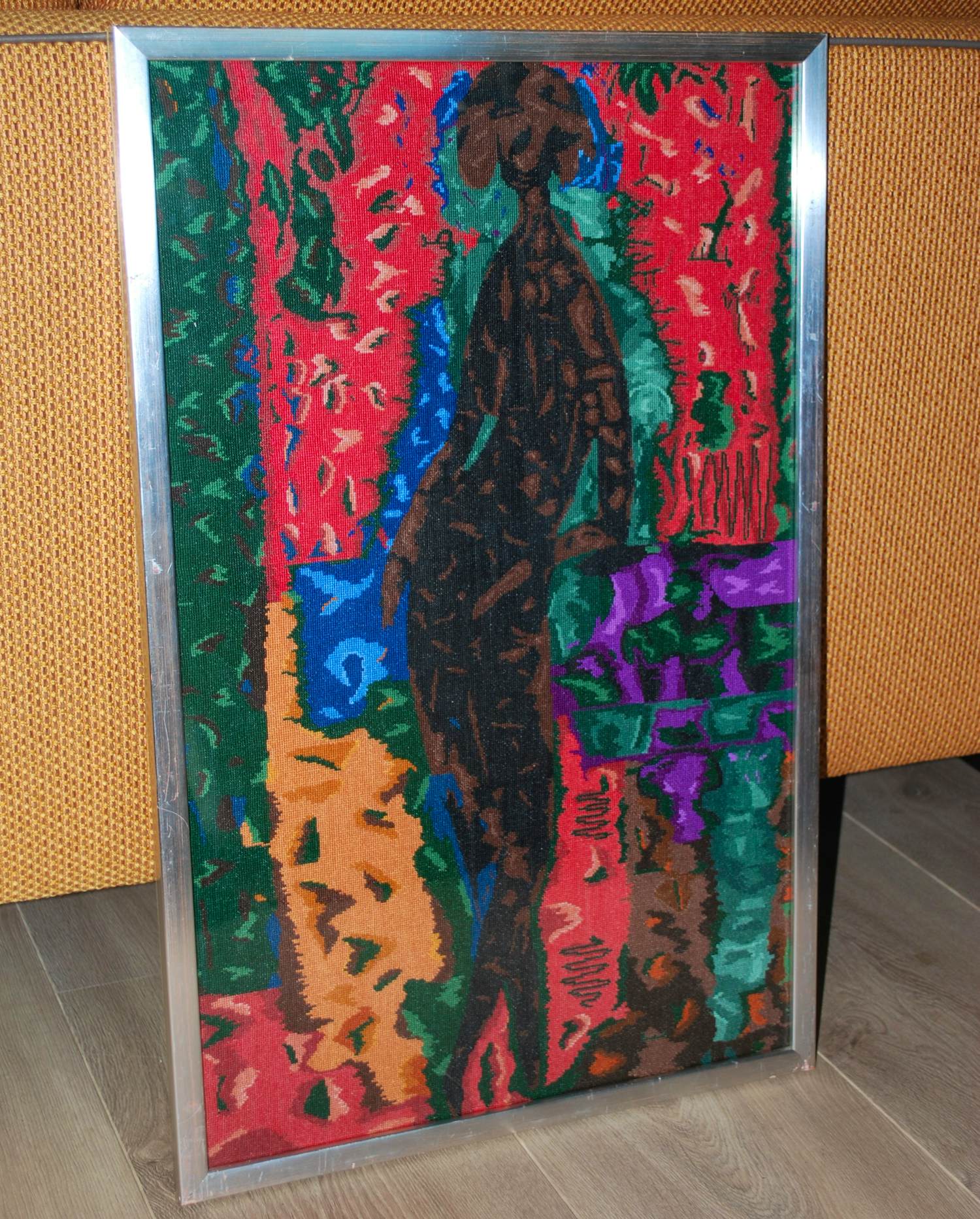 Wolf Reuther - Vrouw staand aan een piano - mooi ingelijst borduurwerk kopen? Bied vanaf 60!