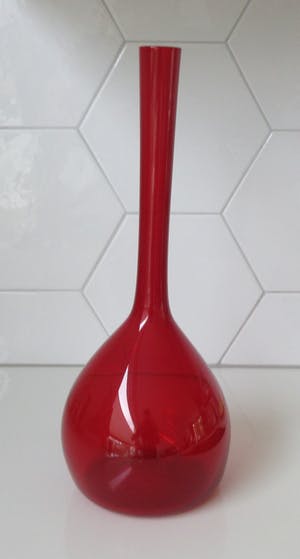 Glasfabriek Gullaskruf - Rode vintage "Bulbvase" - ontwerp Arthur Percy ca. 1960 kopen? Bied vanaf 28!