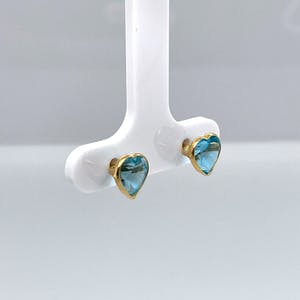 18kt gouden handgemaakte oorstekers met topaas. 1,56gr kopen? Bied vanaf 95!