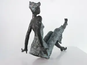 Yvon van Wordragen - Brons, Zittende vrouw in jurk kopen? Bied vanaf 500!